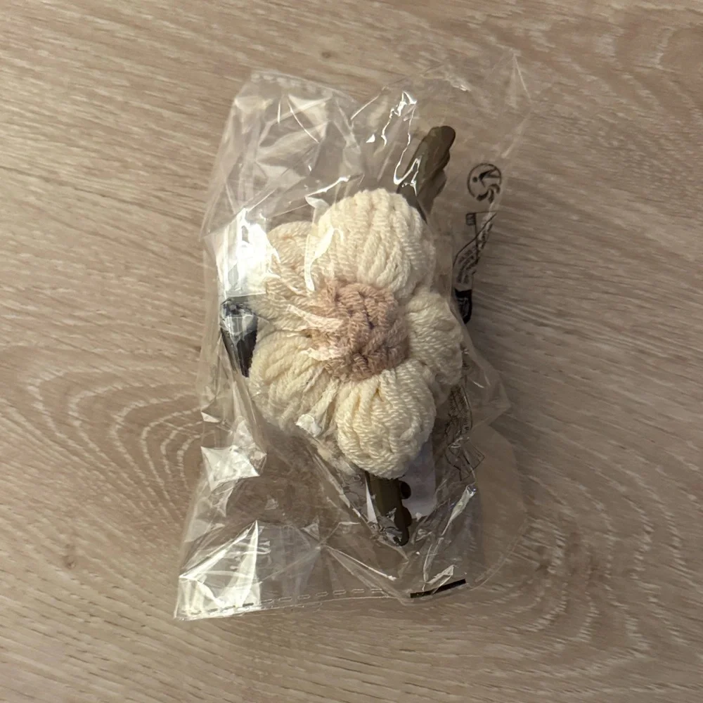 Crochet Flower Hair Claw Clip NEW 🏷️